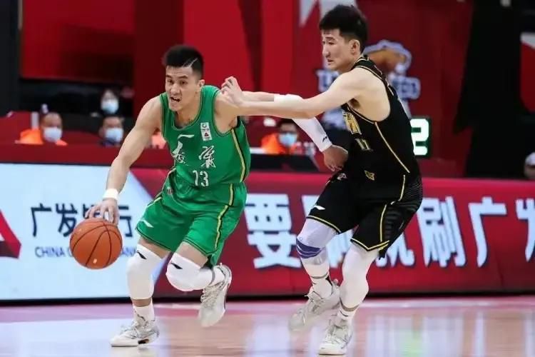 ……叶辰与刘曼琼并肩从餐厅出来，刘曼琼对叶辰说道：叶先生请稍等，我上楼取点东西。